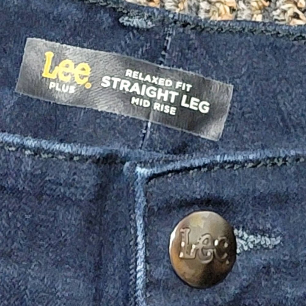 EUC Lee Plus Relaxed Fit Straight Leg Mid Rise Denim Size 22